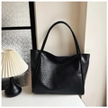 Bolso tote grande negro trenzado minimalista con textura de rombos y doble asa larga - Negro