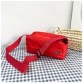 Bolso bandolera de nailon rojo moderno con correa ajustable y etiqueta verde de diseño - Rojo