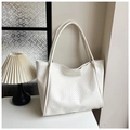 Bolso tote grande de tejido blanco con correas en un elegante entorno doméstico minimalista - Blanco Roto