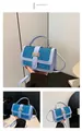 Primer plano del bolso azul de lentejuelas con cierre en H dorado y textura brillante - Azul