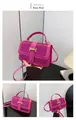 Primer plano de bolso bandolera de lentejuelas rosa fucsia con broche dorado H - Rosa Rojo