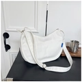 Détail de la bandoulière en toile réglable et de la boucle en métal argenté du sac blanc - Blanc Sans Pendentif