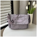 Detalle del bolso tote de nailon lavanda con estampados de osos y correa ajustable - Morado