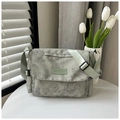 Detalle del bolso tote de nailon verde claro impermeable con estampado de oso y correa - Verde