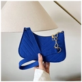 Schicke blaue Filz-Schultertasche mit V-Steppung und goldener Kettenriemen-Verzierung - Königsblau