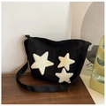 Schwarze Canvas-Tasche mit weißen Plüschsternen und verstellbarem Gurt für den Alltag - Schwarz