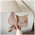 Hellbraune Filzhandtasche mit blattförmiger Klappe und goldener Kette im minimalistischen Stil - Khaki