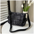Bolso bandolera de nailon negro con estampado de oso y correa ajustable para viajes - Negro