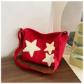 Rote Canvas-Tragetasche mit weißen Stern-Patches und breitem Schultergurt im Freizeitstil - Rot