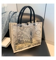 Detailansicht der großen PVC-Leinen-Tasche mit Seilgriffen auf einem Ledersofa - Stil 2 (Pastorale Landschaft)