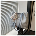Sac cabas bleu clair en similicuir avec bandoulière tressée et foulard en soie décoratif - Bleu
