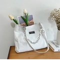 Bolso tote blanco con relieve floral, cadena de perlas elegante y detalles plata - Blanco