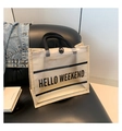 Detail der PVC- und Leinen-Tragetasche mit HELLO WEEKEND-Text und geflochtenen Griffen - Stil 1 (HELLO WEEKEND)