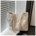 Sac fourre-tout beige avec poignée tressée, texture plissée et logo métallique chic - Blanc Cassé