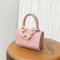 Sac bandoulière rose avec chaîne épaisse en résine et bandoulière argentée, mini carré - Rose