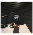 Detalle del bolso de hombro negro mate con lazo de metal plateado y correa ajustable - Negro