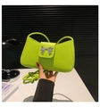 Detalle del bolso de cuero verde lima con cierre de mariposa plateado y asa tejida - Verde