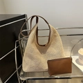 Beige geweven strandtas met donkerbruine lederen handvatten en bijpassend etui - koffiekleur