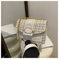 Détail du sac bandoulière en tweed crème avec chaîne dorée et boucle ovale chic - Blanc