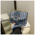 Détail de la texture en tweed bleu et blanc avec bandoulière en chaîne dorée - Bleu