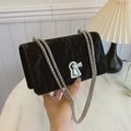 Bolso de hombro negro minimalista de terciopelo con cadena y cierre de metal plateado - Grande / Negro