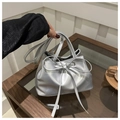 Secchiello argento opaco chic con fiocco e tracolle regolabili per un trasporto versatile - Argento