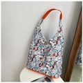 Stofftasche mit Blumenmuster, orangefarbenen Griffen und blau-roten Blüten - Weiß