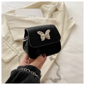 Mini borsa a tracolla nera opaca con charm a farfalla e catena in argento - Nero