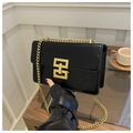 Trendige schwarze Umhängetasche mit goldenem geometrischem Schloss und Kette - Schwarz