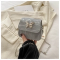 Mini borsa a tracolla grigio argento con chiusura a farfalla in metallo e catena - Argento
