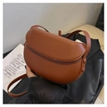 Bolso de montura media luna marrón de moda en cuero PU liso con correa ajustable - Marrón