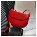 Bolso de hombro rojo minimalista en piel sintética mate con correa ajustable y cierre de solapa - Rojo