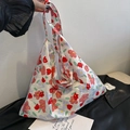 Bolso tote de lona con estampado floral de grafiti rojo y violeta sobre fondo blanco - Estilo 1