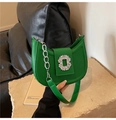 Borsa hobo verde con grande fibbia di strass e un'elegante catena in metallo - Verde