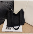 Bolso tote minimalista de pana negra con rayas verticales y correa ajustable - Negro