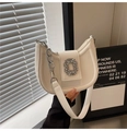 Borsa a tracolla bianca a mezzaluna con fibbia di cristalli e catena argentata - Bianco