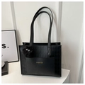 Grand sac cabas noir matelassé en cuir avec lettrage doré et bijou de sac peluche - Avec Pendentif / Noir