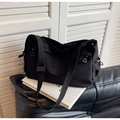 Bolso tote minimalista de nailon negro con correa ajustable y cremallera - Negro