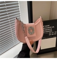 Sac croissant rose avec boucle en strass et finition en cuir mat élégant - Rose