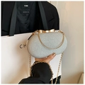 Elegante silberne Glitzer-Abendtasche mit goldener Schleife und feiner Kette - Silber