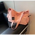 Bolso tote de nailon rosa con correa ajustable y bolsillos frontales con cremallera - Rosa