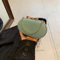 Schicke mintgrüne Glitzer-Abendtasche mit goldenem Schleifenverschluss und Kettengurt - Blau