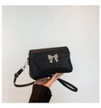 Détail du sac bandoulière noir scintillant avec nœud papillon en métal argenté brillant - Noir