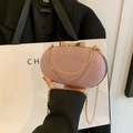 Rosafarbene Pailletten-Abendtasche mit goldenem Schleifenverschluss und Kettenriemen - Rosa