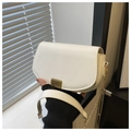 Detalle de bolso de silla en cuero blanco con hebilla dorada y correa de cadena mixta - Blanco