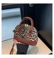 Nahaufnahme der Muscheltasche mit Leopardenmuster, Lederbesatz und Goldzipper - Braun