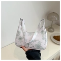 Detailansicht weiße Schultertasche mit grünem Schmetterlingsdruck und Silber-Metallbeschlägen - Grün
