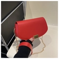 Bolso de hombro rojo de cuero mate con hebilla dorada y correa de cadena chic - Rojo