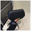 Bolso de montura negro clásico con cadena dorada y correa ancha de cuero sintético fino - Negro