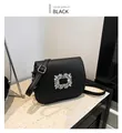 Dettaglio della borsa a sella nera con fibbia rettangolare in cristallo argento lucido - Nero